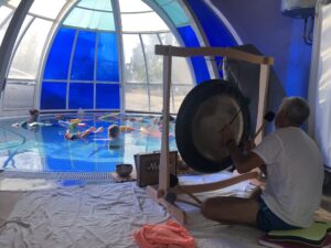 Baño de gong en agua grupal